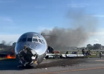 ( VIDEOS) Tres personas resultaron heridas en avión que se incendió al aterrizar en aeropuerto de Miami, Estados Unidos
