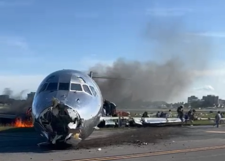 ( VIDEOS) Tres personas resultaron heridas en avión que se incendió al aterrizar en aeropuerto de Miami, Estados Unidos