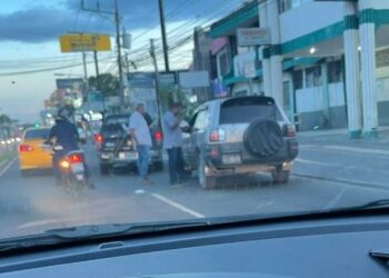 Captan en video a un hombre amenazando con una pistola a una conductora en San Miguel