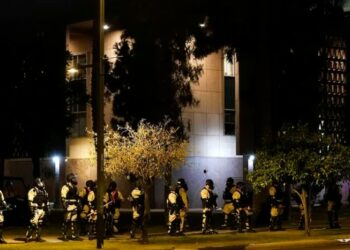 Protestas en las afueras del Parlamento de Arizona ante el fallo de la Corte Suprema sobre el aborto