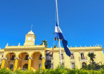 Banderas en El Salvador ondearán a media asta por 3 días en memoria de los 3 policías asesinados el martes
