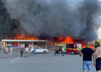 (VIDEO) Misil ruso impacta centro comercial en Ucrania, reportan muertos y heridos