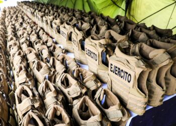 Ministro de Defensa entrega equipos de protección a elementos de la Fuerza Armada