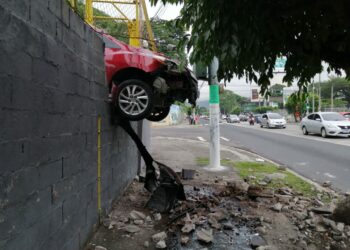 Vehículo rompe muro de restaurante Willy’s durante la madrugada