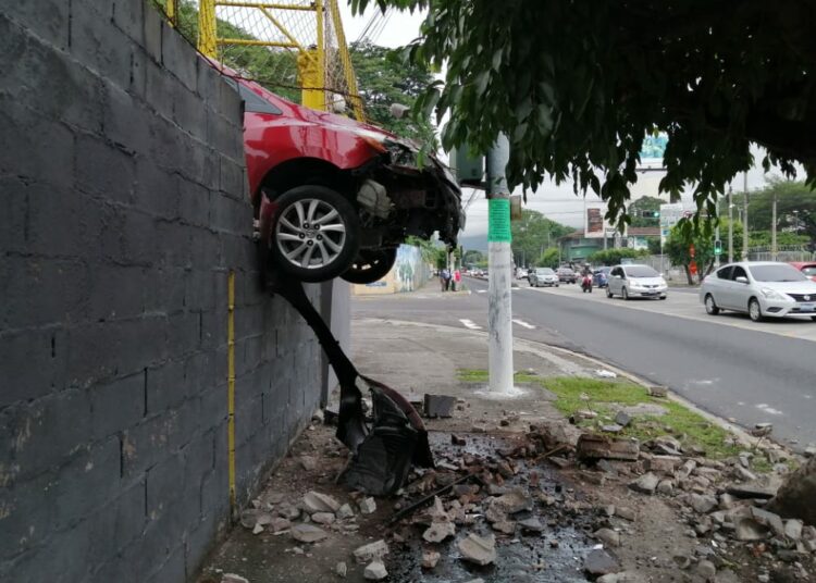 Vehículo rompe muro de restaurante Willy’s durante la madrugada