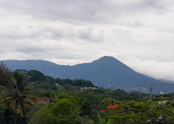 Una baja presión y una onda tropical favorecen el desarrollo de tormentas para este jueves