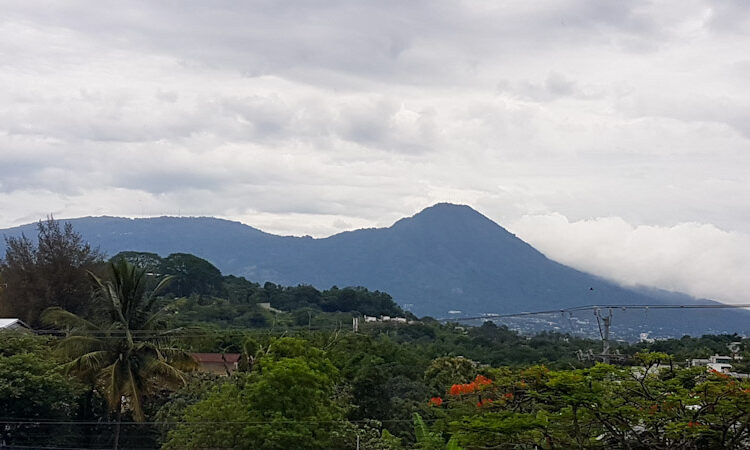 Una baja presión y una onda tropical favorecen el desarrollo de tormentas para este jueves