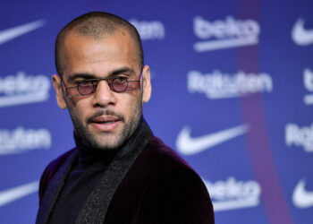 Dani Alves publicó un extravagante currículum en busca trabajo
