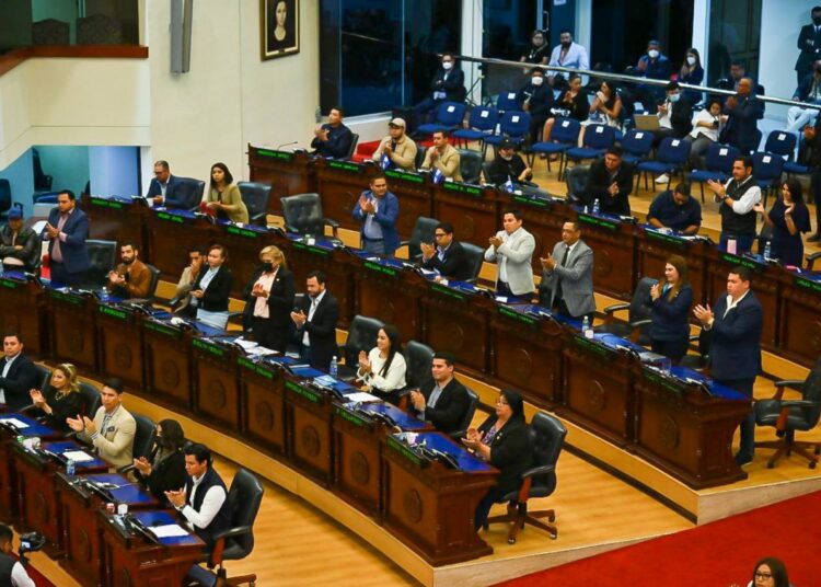 Ciudadanía califica con 8.34 a la Asamblea por aprobar régimen de excepción, según encuesta de la UCA