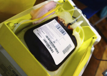 Prohíben donar sangre a un jubilado en Escocia por no confirmar si estaba o no embarazado