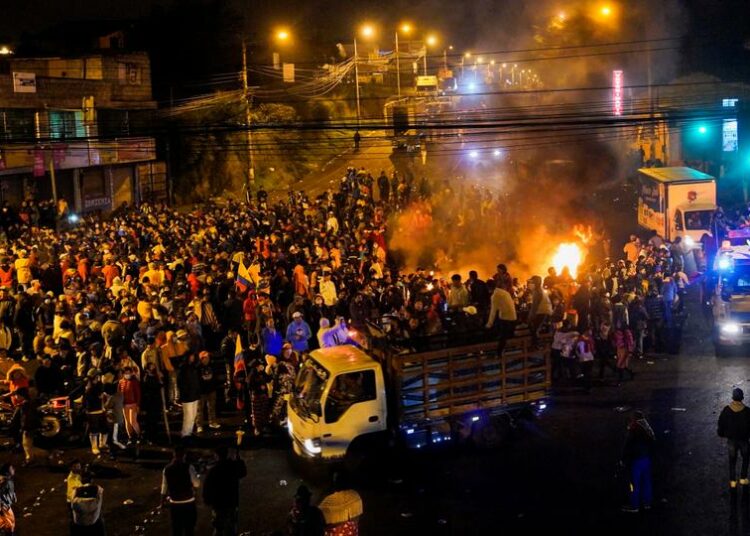 Manifestantes indígenas bloquean Quito pese al llamado a dialogar