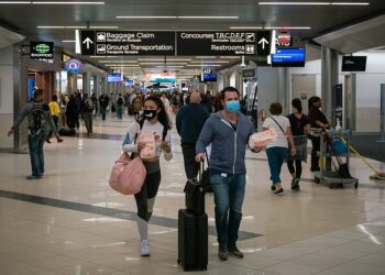 Estados Unidos levantará la exigencia de un test de COVID-19 para los viajeros que lleguen al país en avión