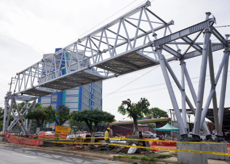 Paso restringido sobre el Bulevar de Los Héroes por colocación de pasarela