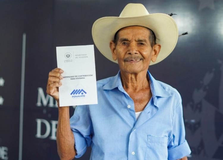 Gobierno entrega fondos a veteranos y excombatientes para construcción de sus viviendas