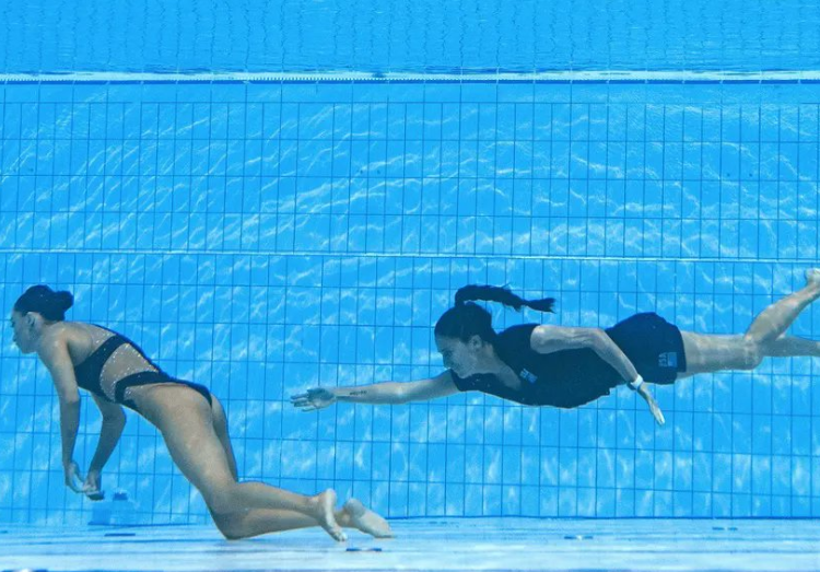 Nadadora estadounidense Anita Álvarez se desmaya durante competencia en Mundial de Budapest