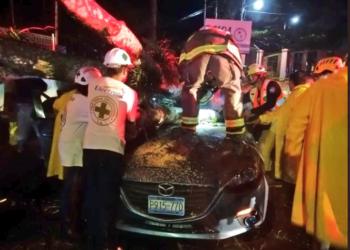 Equipos de Protección Civil atienden emergencias dejadas por las fuertes lluvias