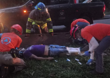 Rescatan a hombre que estrelló su auto contra un árbol en Cojutepeque
