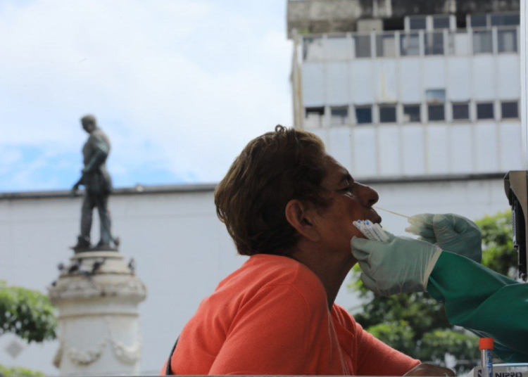 Salud realiza pruebas para detectar COVID-19 en la Plaza Morazán