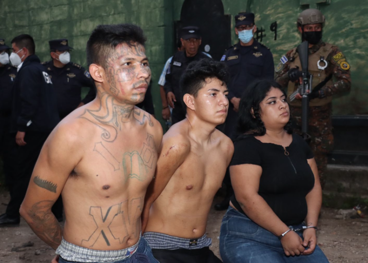 FOTOS/Autoridades presentan a pandilleros acusados de asesinar a agentes policiales en Santa Ana