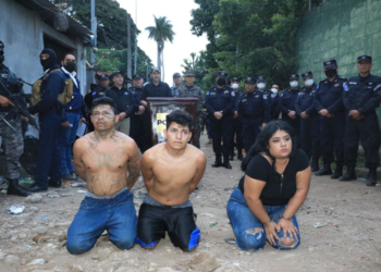 FOTOS/Autoridades presentan a pandilleros acusados de asesinar a agentes policiales en Santa Ana