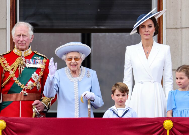 Isabel II, aclamada en Buckingham Palace por sus 70 años de reinado