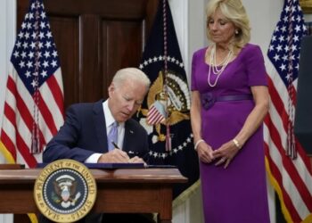 Joe Biden firma una histórica ley sobre el control de armas de fuego en EE.UU.