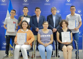 Jóvenes talento reciben becas de parte del MINED