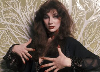 La autora de la canción que “Stranger Things” rescató del olvido 37 años después ya ganó más de un millón de dólares