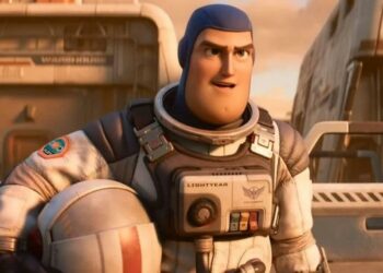 Piden boicotear Lightyear por beso lésbico