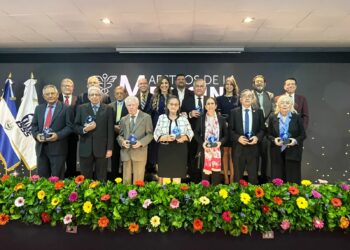 ISSS realiza segundo homenaje “Maestros de la Medicina” para médicos profesores