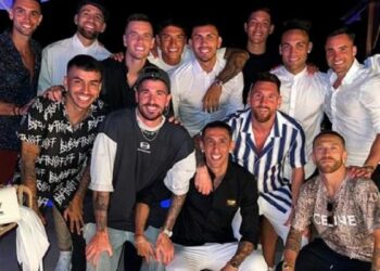 El video del almuerzo que disfrutó Lionel Messi en Ibiza: beso con Antonela Roccuzzo, abrazo de Mateo y broma de Luis Suárez