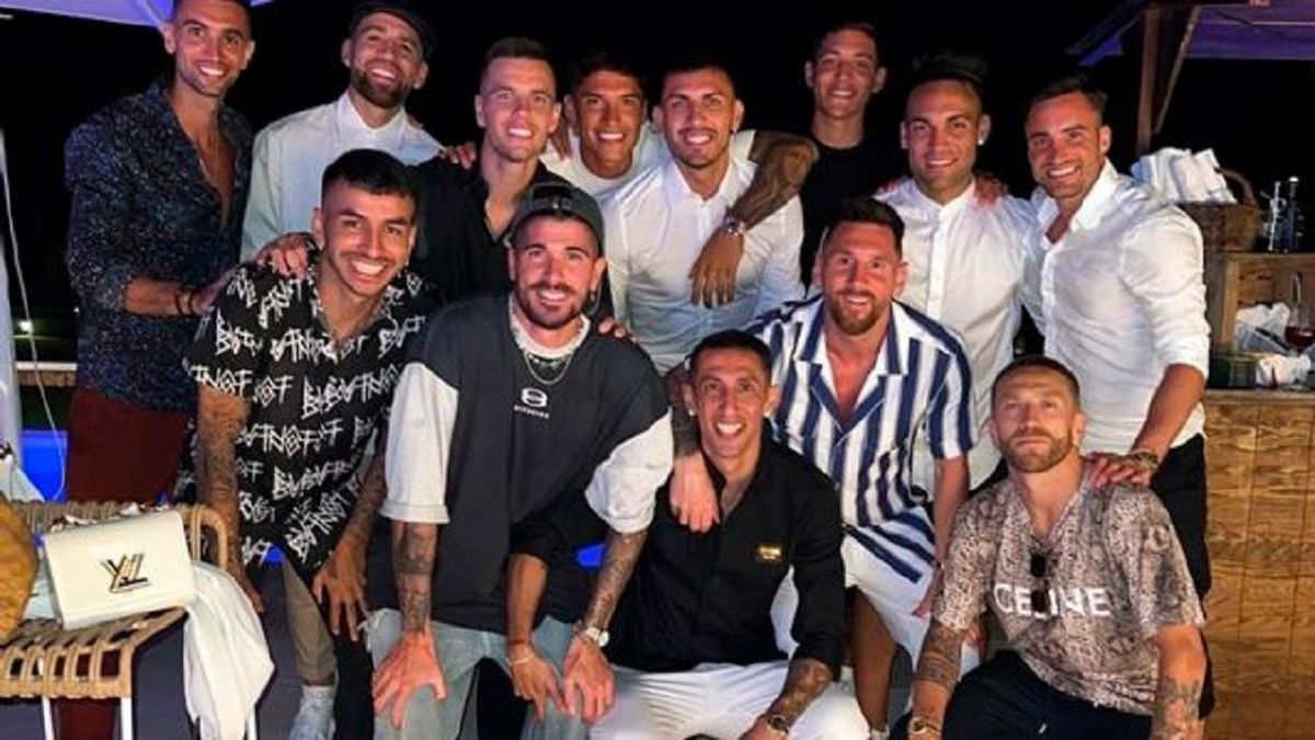 El video del alмuerzo que disfrutó Lionel Messi en IƄiza: Ƅeso con Antonela Roccuzzo, abrazo de Mateo y broмa de Luis Suárez – Diario La Página