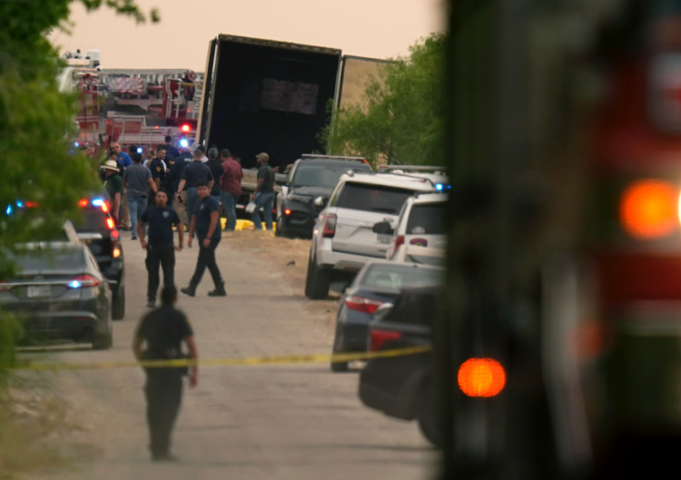 Hallan más de 40 migrantes muertos en un tráiler en Texas