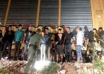 Rescatan a 43 migrantes encerrados en un vagón de tren en Texas