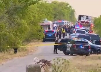 Hallan más de 40 migrantes muertos en un tráiler en Texas