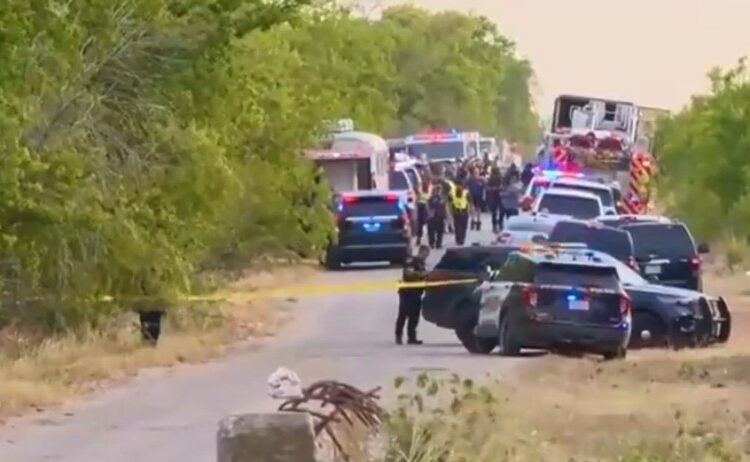 Hallan más de 40 migrantes muertos en un tráiler en Texas