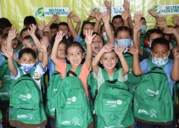 Sistema FEDECRÉDITO entrega donativo de mochilas en centros escolares