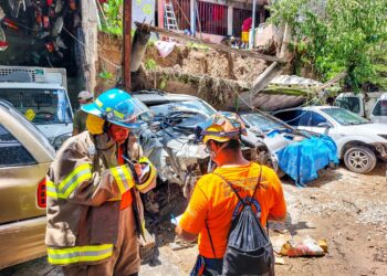 Colapsa muro sobre tres autos en calle a Montserrat, en San Salvador