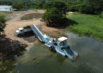 CEL retira ninfa que cubría embalse de la Central Hidroeléctrica 5 de Noviembre