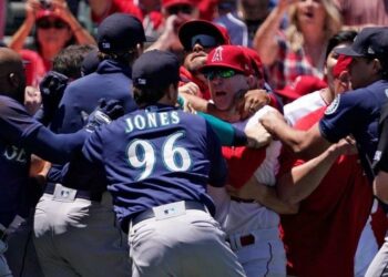 (VIDEO) Batalla campal entre los Seattle Mariners y Los Ángeles Angels en un partido de béisbol