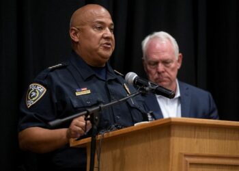 Suspendieron al jefe de la Policía de Uvalde por la tardía respuesta en el tiroteo de la escuela en Texas