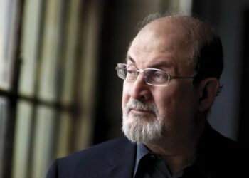 El escritor condenado a muerte Salman Rushdie, cumple hoy 75 años
