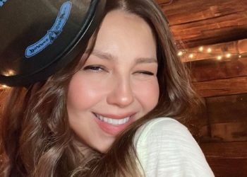 Thalía preocupa a sus fans por dejar ver los moretones que tiene en sus piernas
