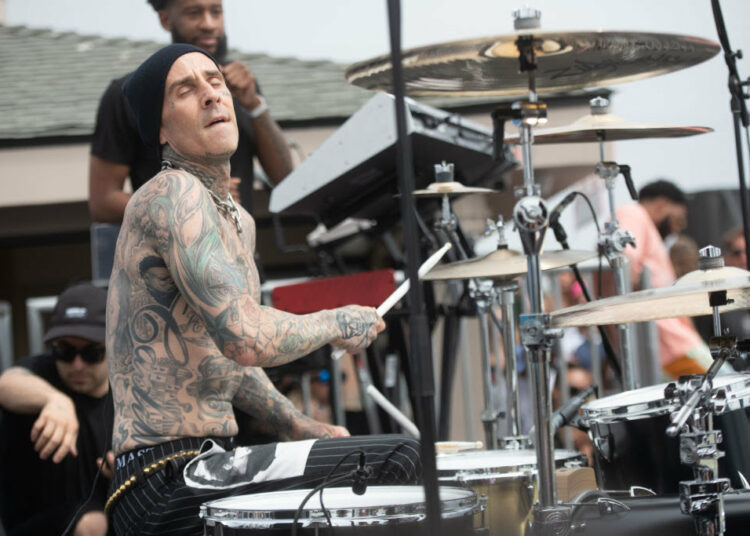 Travis Barker, baterista de Blink 182, y esposo de Kourtney Kardashian es hospitalizado por razones desconocidas