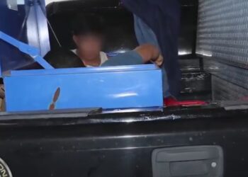 (VIDEO) Encuentran a 3 migrantes hondureños en cajas de herramientas cuando intentaban cruzar la frontera estadounidense