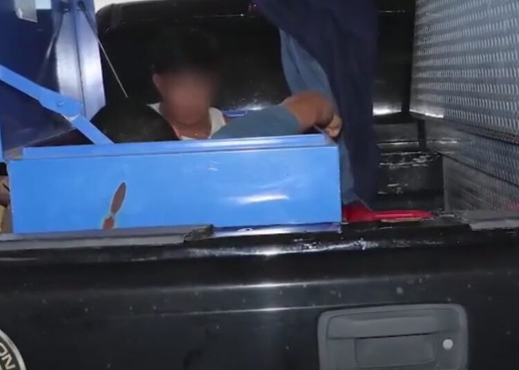 (VIDEO) Encuentran a 3 migrantes hondureños en cajas de herramientas cuando intentaban cruzar la frontera estadounidense
