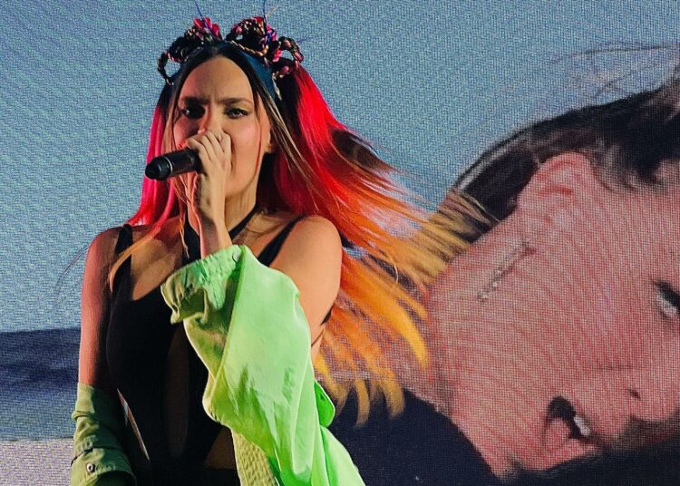 (VIDEOS) Belinda besó a la drag queen Valentina y a la actriz Lola Rodríguez en el “Madrid Orgullo”