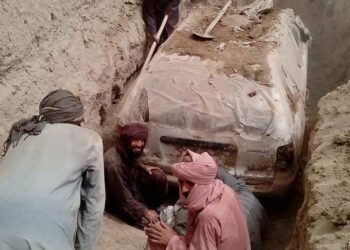 Los talibanes desentierran el auto de su líder fundador, oculto hace 20 años para escapar de las tropas estadounidenses