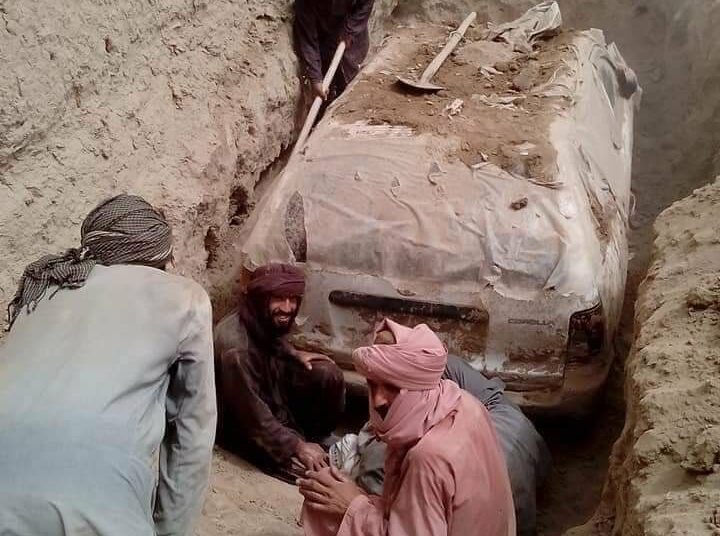 Los talibanes desentierran el auto de su líder fundador, oculto hace 20 años para escapar de las tropas estadounidenses
