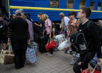 Civiles evacúan el Donbás ante imparable avance de Rusia